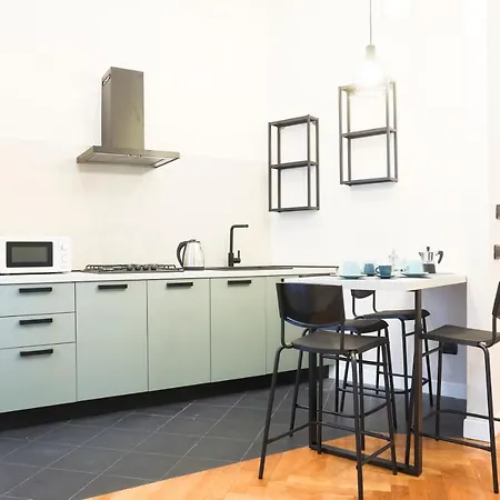 Apartment Mazz & Panell Station